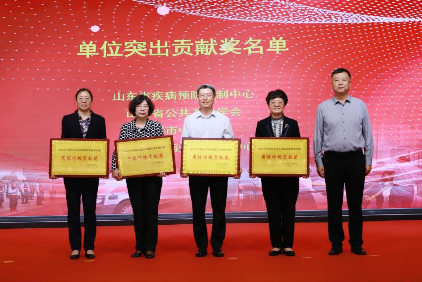 崔主任在淄博技能竞赛领奖照片.png